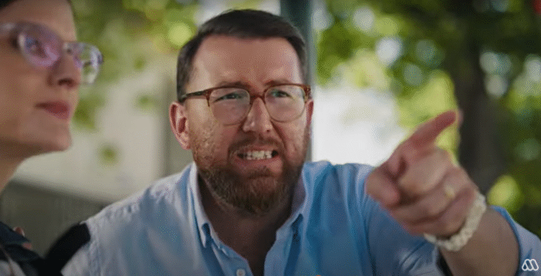 Luis Ugalde en una promo de Mega tras regresar al canal, ghace unos meses