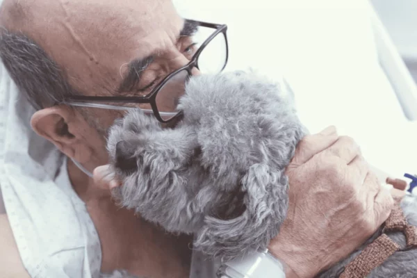 Mascotas pueden acompañar a pacientes críticos en Hospital de la U. de Chile: Implementan protocolo 2.0 Don Carlos y su mascota