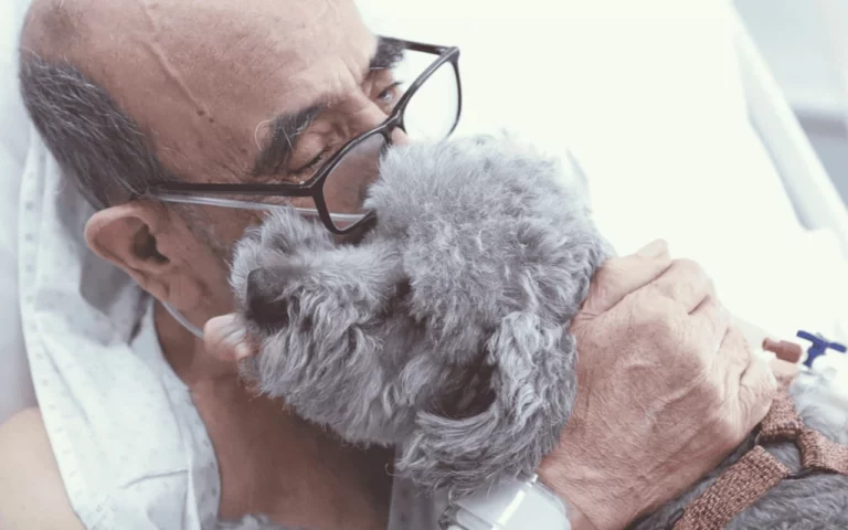 Don Carlos y su mascota