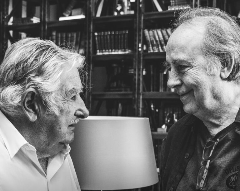 Mujica junto a Serrat