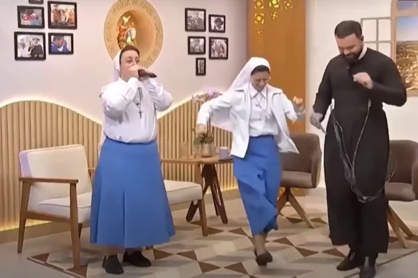 Monjas son hit viral con curioso beatbox: Performance suma millones de reproducciones Las hermanas desplegadas en su curiosa "pista de baile"
