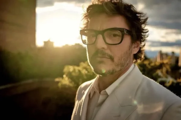 Pedro Pascal se divierte en Cannes… donde socorrió a Emma Stone de una avispa Pedro Pascal