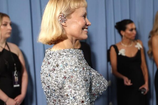 Pamela Anderson sorprendió en la MET Gala 2025 con propuesta retro y muy poco maquillaje Pamela Anderson