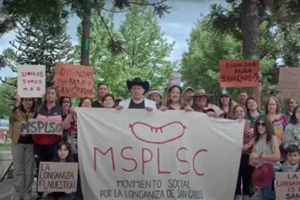 “¡Locura total!”: Film chileno del movimiento social por la longaniza arrasa en los cines Una escena de la película de la comunidad defendiendo a la longaniza de San Carlos