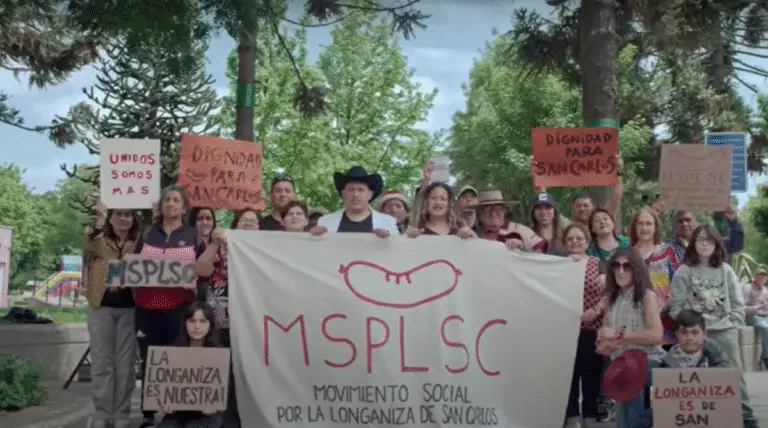 Una escena de la película de la comunidad defendiendo a la longaniza de San Carlos