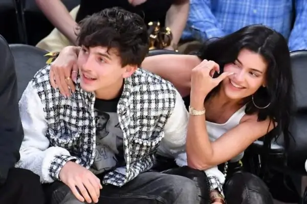Kylie Jenner y Timothée Chalamet captan miradas en cita durante los playoffs de la NBA Timothée Chalamet y Kylie Jenner