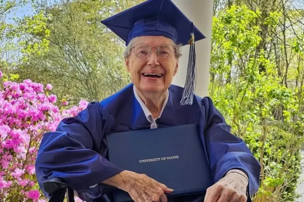 Adulta mayor se graduó a los 88 años Joan Alexander UM