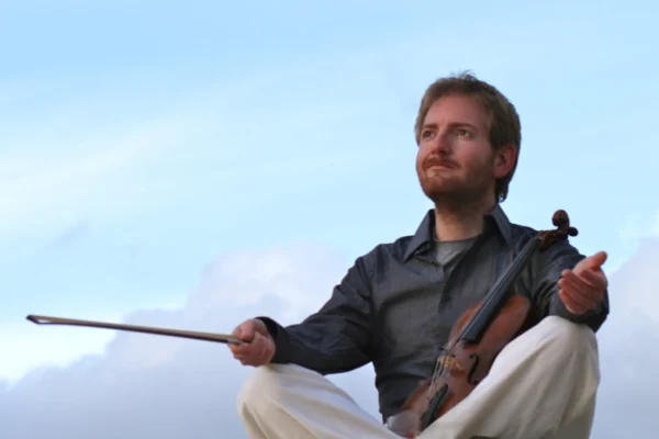 Dorian Lamotte, el decidido violinista de 39 años que desafía al mundo en el fin del mundo Dorian Lamotte