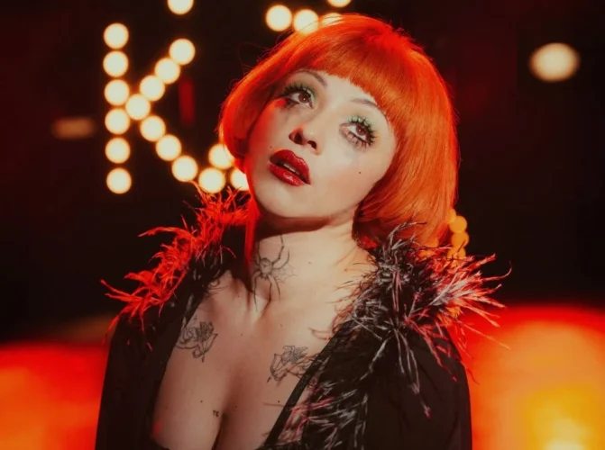 Mon Laferte será Sally Bowles en Cabaret 3 Mon Laferte 1