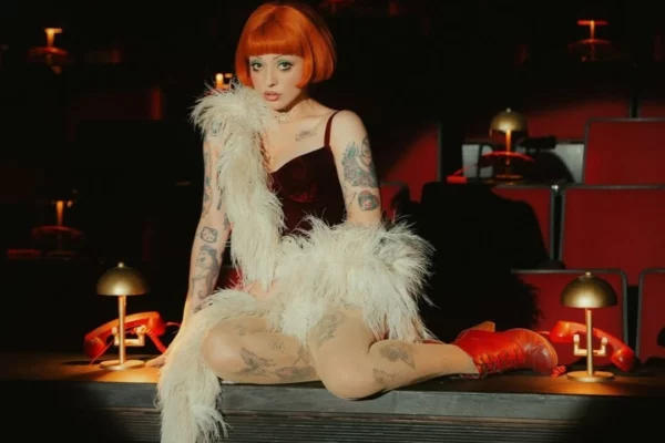 Mon Laferte será Sally Bowles en Cabaret Mon Laferte