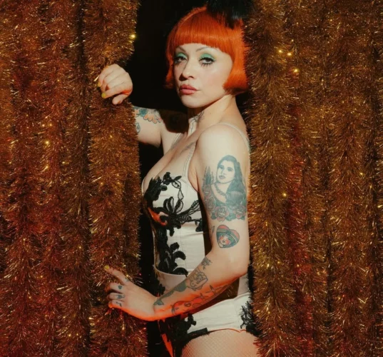 Mon Laferte será Sally Bowles en Cabaret 2 Mon Laferte