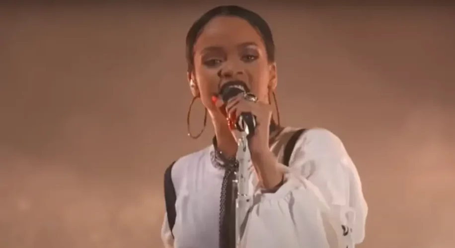 Rihanna, de duelo en pleno embarazo: Su padre falleció a los 70 años 2 Rihanna 1