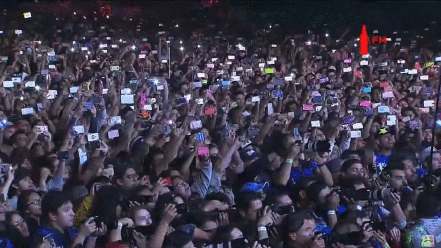 Entre el show y la pantalla: la cruzada contra los celulares en los conciertos en vivo 3 celu