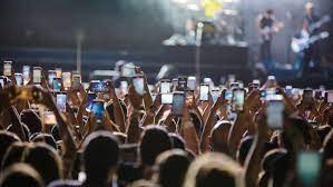 Entre el show y la pantalla: la cruzada contra los celulares en los conciertos en vivo 4 celulares concierto en vivo