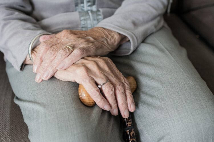 Adultos mayores: Geriatra detalla cómo protegerlos del intenso frío con temperaturas de -1 y más bajas 2 Adultos mayores 1