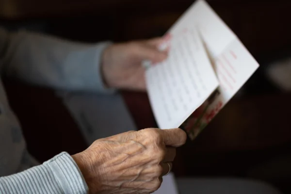 12 adultos mayores se desafían en inspirador club de lectura: Sueñan con ir a charla de Isabel Allende Adultos mayores
