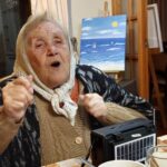 El increíble fanatismo por Colo Colo de la «abuela alba»: A sus 96 años se mantiene fiel al Cacique