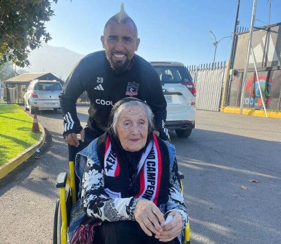 El increíble fanatismo por Colo Colo de la "abuela alba": A sus 96 años se mantiene fiel al Cacique 2 Colo Colo abuelita alba