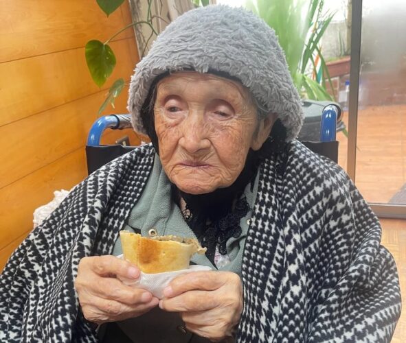 El increíble fanatismo por Colo Colo de la "abuela alba": A sus 96 años se mantiene fiel al Cacique 3 Colo Colo abuelita alba empanada