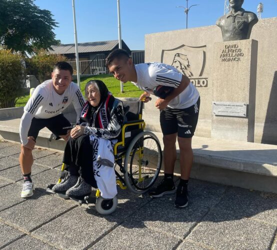 El increíble fanatismo por Colo Colo de la "abuela alba": A sus 96 años se mantiene fiel al Cacique 4 Colo Colo abuelita alba otra