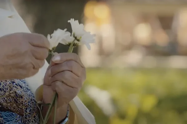 Pareja de la tercera edad que cumplió 50 años casada destaca notable actitud de su entorno: «Los jóvenes son súper buena onda» Tercera edad, imagen referencial