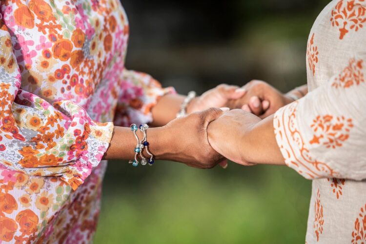 El poder de cultivar buenas relaciones 2 Buenas relaciones manos