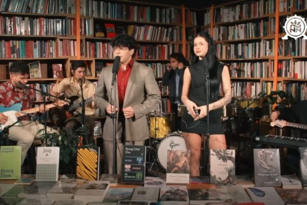 Ñuñoa Desk, el «Tiny Desk» que respira café, letras y música Ñuñoa Desk, Tiny Desk Música