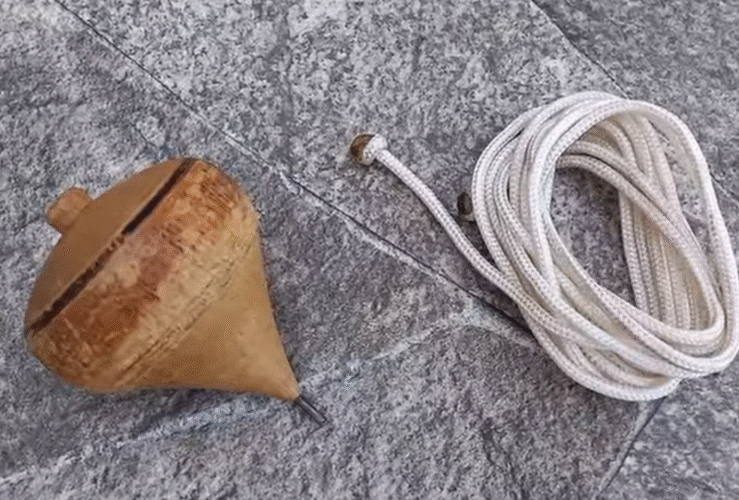 El trompo, un ingenioso juego criollo para empezar a celebrar el 18’ 2 Trompo cuerda