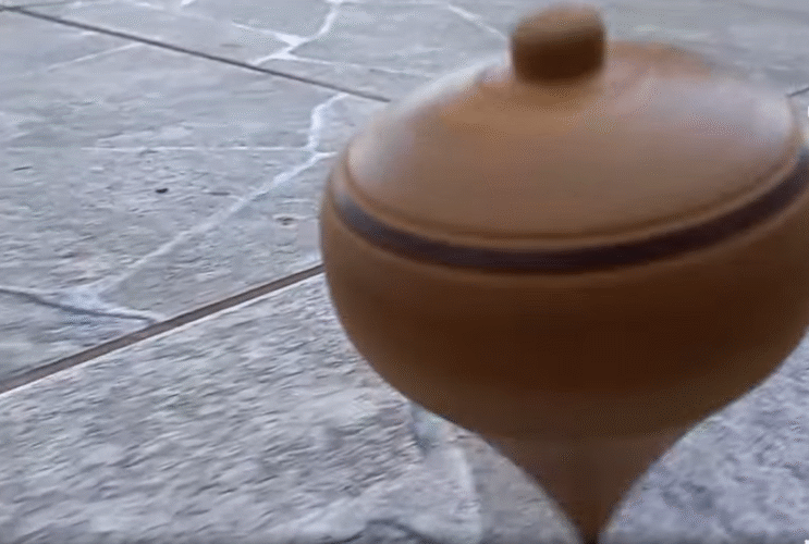 El trompo, un ingenioso juego criollo para empezar a celebrar el 18’ 3 Trompo otra